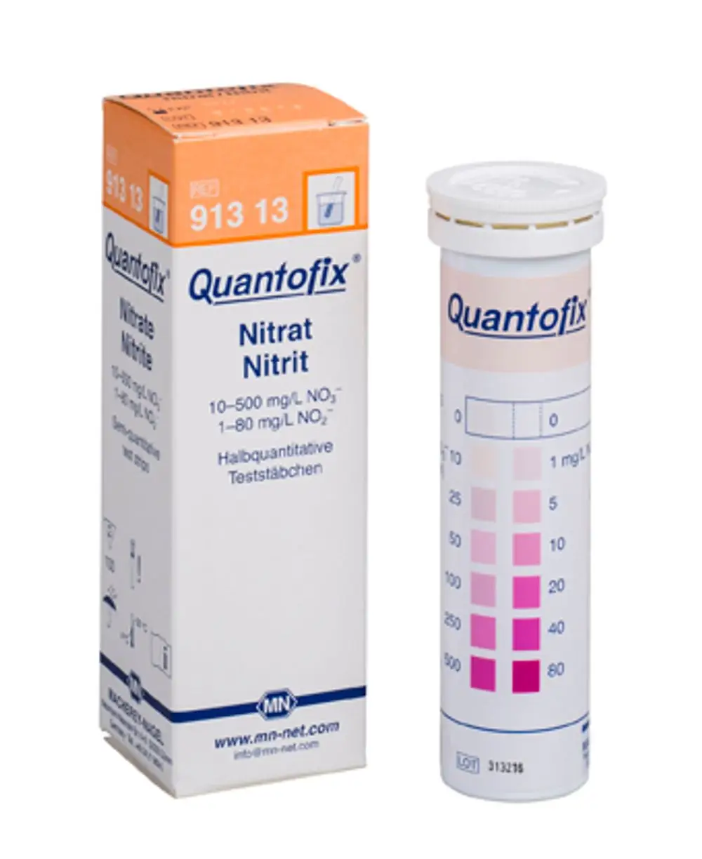 Wasserprüfeinrichtung von Grünbeck zur Messung von Nitrat im Bereich von 10 bis 500 mg/l, bestehend aus Teststäbchen und Verpackung mit Anleitung.